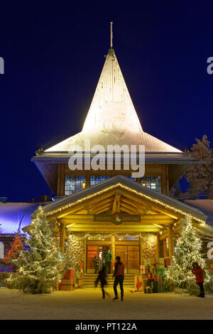 ROVANIEMI, Finnland - 16 Dezember, 2016: Santa Claus Holiday Village und Arctic Circle Line in Rovanimie. Finnland. Stockfoto