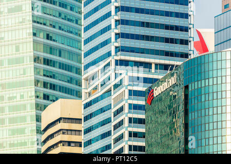 Singapur - 11. August 2018: Close up architektonischen Details von Bürogebäuden am Raffles Place mit Guocoland logo Stockfoto