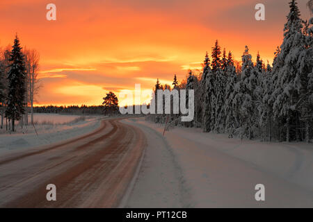 Sonnenaufgang im Winter auf dem Weg von Rovaniemi in Finnland nach Kiruna in Schweden fahren. Stockfoto