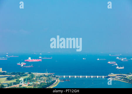 Singapur - 18. August 2018: Luftaufnahme von Singapur Sea Scape mit Schiffen, die in blauen Meer mit Marina Barrage Stockfoto