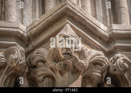 Einen Abschnitt aus einem Fries auf einen der antiken Säulen an der Kathedrale in den Brunnen mit der Darstellung eines Jungen und eines Mannes crumping' Äpfel aus einem Obstgarten. Stockfoto