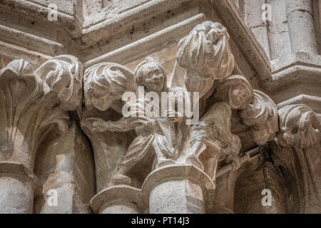 Einen Abschnitt aus einem Fries auf einen der antiken Säulen an der Kathedrale in den Brunnen mit der Darstellung eines Jungen und eines Mannes crumping' Äpfel aus einem Obstgarten. Stockfoto