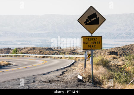 Schild warnt Lkw-Fahrer niedrigeren Gang auf den steilen Palm zu Kiefern Autobahn in Südkalifornien verwenden Stockfoto