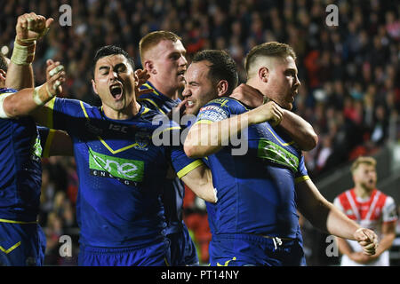 4. Oktober, Total Gottlosen Stadium, St Helens, England; Betfred Super League Super 8 s Semi-finale, St Helens v; Warrington Warrington Wolves feiern ihren Gewinn Credit: Richard Long/News Bilder Stockfoto