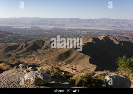 Palm zu Kiefern Highway in Südkalifornien mit Blick auf Coachella Valley Stockfoto