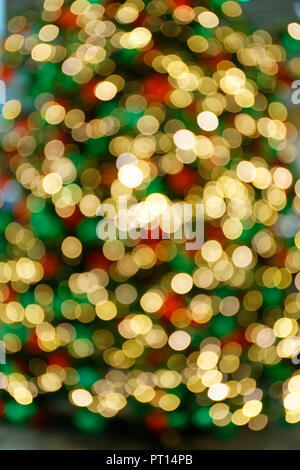 Abstrakte Weihnachtsbaum Hintergrund mit Defokussierten leuchtet. Stockfoto