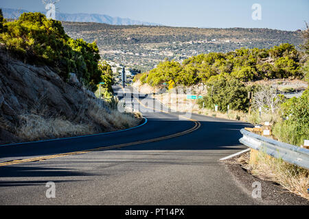 Palm zu Kiefern Highway in Südkalifornien mit Blick auf Coachella Valley Stockfoto