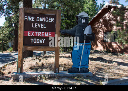 Smokey Bär Maskottchen zur Verhütung von Waldbränden warnt, dass es eine extreme Brandgefahr an einem sonnigen Sommertag in Kalifornien San Bernardino National Stockfoto