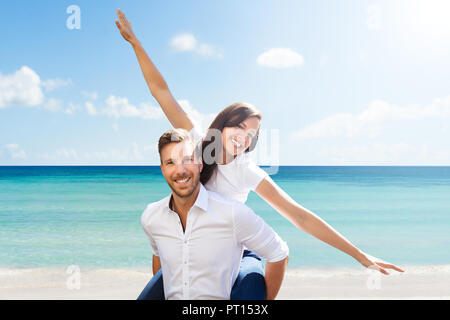 Porträt einer schönen jungen Paar beim sonnigen Tag am Strand Stockfoto