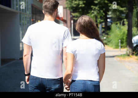 Rückansicht eines jungen Paares stehen auf der Straße Stockfoto