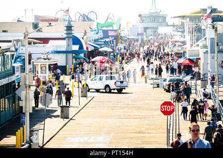 Santa Monica, CA: Der belebten überfüllten Boardwalk am Santa Monica Pier in Südkalifornien an einem sonnigen Tag Stockfoto