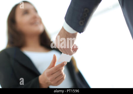 In der Nähe von zwei Geschäftsleute, die den Austausch von Visitenkarten Stockfoto