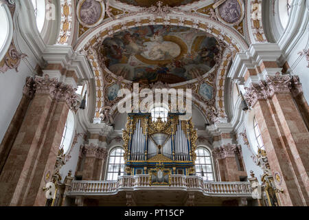 Innsbruck, Österreich - Juni 8, 2018: Pfeifenorgel und Deckengemälde im Innsbrucker Dom Stockfoto