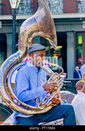 Ein strassenmusiker spielt eine Tuba im Französischen Viertel, November 15, 2015, in New Orleans, Louisiana. (Foto von Carmen K. Sisson/Cloudybright) Stockfoto
