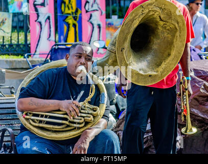 Ein strassenmusiker spielt eine Tuba in Jackson Square, November 15, 2015, in New Orleans, Louisiana. (Foto von Carmen K. Sisson/Cloudybright) Stockfoto