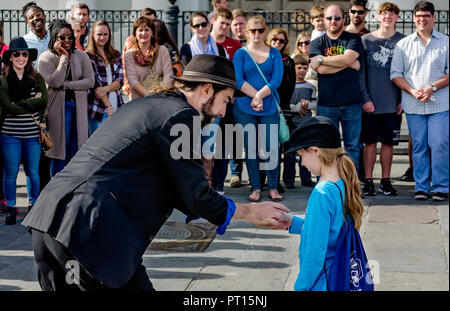 Ein Zauberer führt ein magischer Trick für Touristen in der Jackson Square, Nov. 11, 2015 in New Orleans, Louisiana. (Foto von Carmen K. Sisson/Cloudybright) Stockfoto