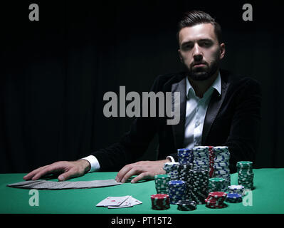 Schönen jungen Mann Texas Hold Poker zu spielen Stockfoto