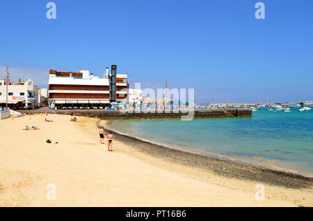 Touristen am Strand von Corralejo auf Fuerteventura, eine der Kanarischen Inseln Stockfoto