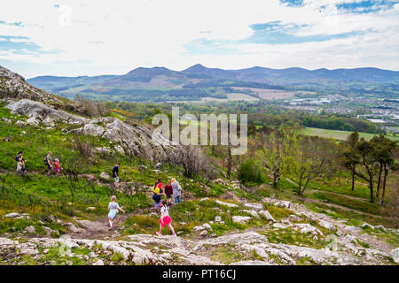 Menschen klettern Bray Head Wicklow Irland, Gesundheit Wohlbefinden Konzept, Konzept, Geographie Stockfoto