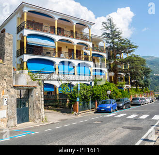 Italienische Gebäude, Fensterläden aus Holz, Balkon, Balkone, Veranda, altmodisch, vintage Konzept, Reisen, Tourismus, Urlaub, Reisen, schmiedeeiserne Stockfoto