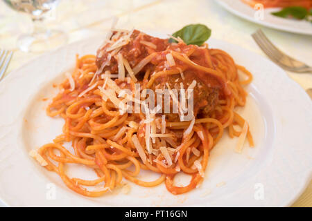 Teller Spaghetti Bolognese, meatball Bolognese, traditionelle italienische Gerichte, Italien Stockfoto