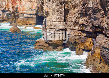 Malerische Mund der Hölle (Boca de Inferno) Schlucht in der Nähe von Cascais, Portugal Stockfoto