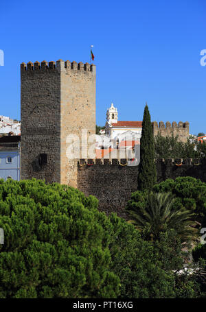 Das historische Zentrum und die mittelalterliche Burg von Alter do Chao, im Bezirk Portalegre. Alto Alentejo, Portugal. Stockfoto