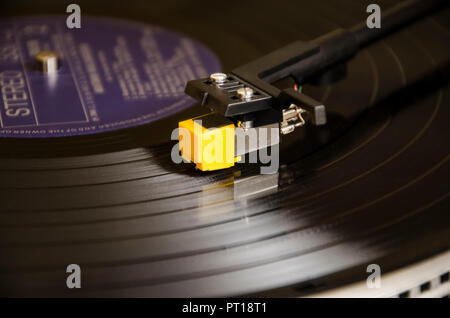Vinyl Plattenspieler mit Fokus auf Drehsockel Patrone auf Platte horizontale Hintergrund Foto Stockfoto