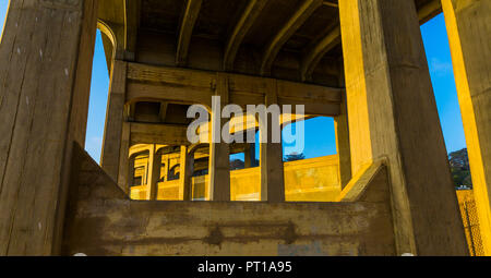 Schatten und Spiegelungen auf Gold Stockfoto