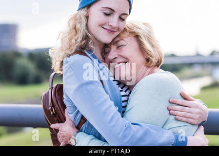 Gerne Großmutter und Enkelin umarmen einander Stockfoto