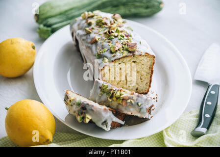 Zitrone zucchini Kuchen mit Zitrone Puderzucker und Pistazien nachfüllen Stockfoto