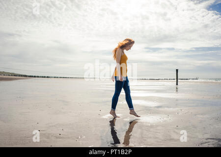 Frau am Strand, Bummeln Stockfoto