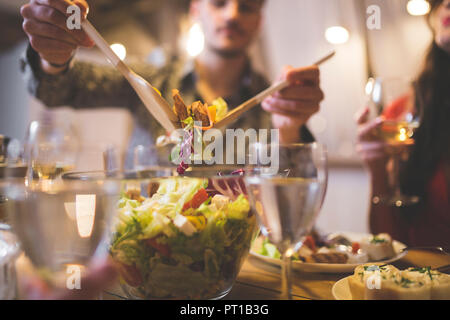 Man Salat zum Abendessen mit Familie und Freunden steht für: Stockfoto