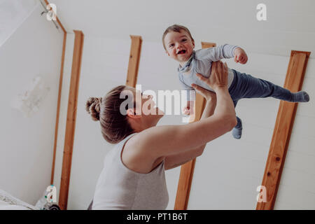 Mutter spielt mit ihrem Baby Sohn zu Hause Stockfoto
