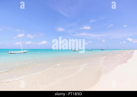 Mauritius, Grand Port District, Pointe d'Esny, Segelboote im türkisblauen Wasser, blauer Himmel und Wolken Stockfoto