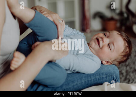 Mutter kuscheln mit ihrem Baby Sohn Stockfoto