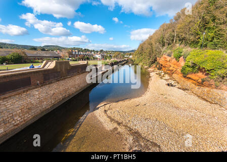 Der Fluss Sid, in der Nähe der Stelle, an der das Meer betritt, Sidmouth, Devon. Stockfoto
