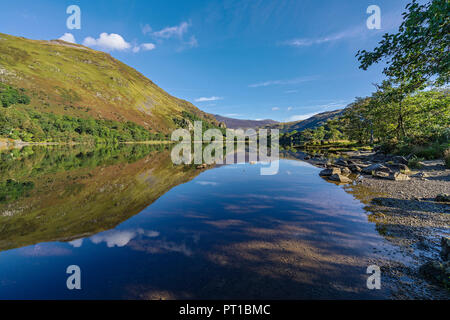 Reflexionen in Llyn Gwynant im glaslyn Tal nach Norden Osten Snowdonia National Park North Wales UK September 0773 Stockfoto