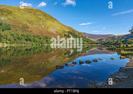 Reflexionen in Llyn Gwynant im glaslyn Tal nach Norden Osten Snowdonia National Park North Wales UK September 0786 Stockfoto