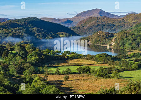 Blick nach Süden nach Westen entlang der Afon (Fluss) Glaslyn Tal übersicht Llyn (See) Gwynant und Moel Hebog Berg im Hintergrund North Wales UK Stockfoto