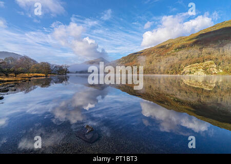 Reflexionen in Llyn Gwynant an einem nebligen Morgen im glaslyn Tal nach Westen mit Yr Aran Berg im Hintergrund Snowdonia National Park Stockfoto