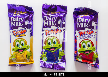 Cadbury Dairy Milk Freddo Schokoriegel Karamel und popping Candy auf weißem Hintergrund Stockfoto