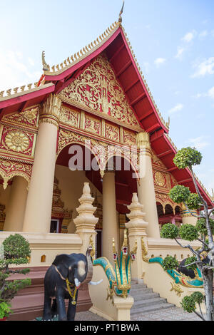 Reich verzierte Fassade der Buddhistische Wat Chanthaburi (Chanthaboury) Tempel in Vientiane, Laos, an einem sonnigen Tag. Stockfoto