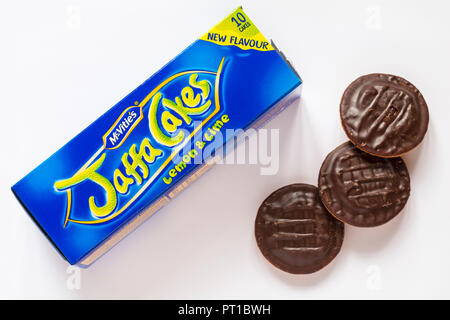 Box Lemon & Lime McVities Jaffa Cakes mit drei entfernt auf weißem Hintergrund Stockfoto