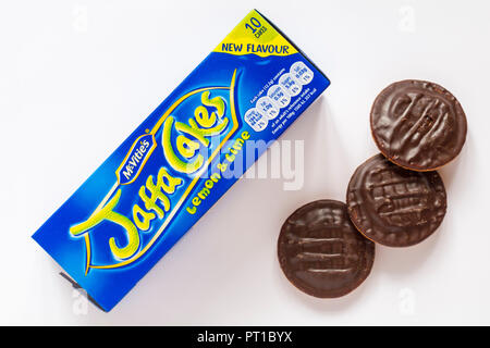 Box Lemon & Lime McVities Jaffa Cakes mit drei entfernt auf weißem Hintergrund Stockfoto