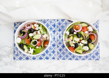 Zwei Schalen mit Griechischer Salat Stockfoto