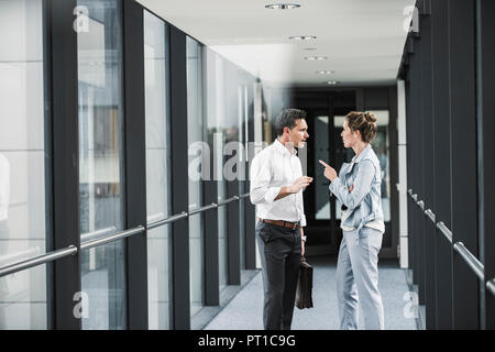 Unternehmerin und Unternehmer diskutieren im Amt Durchgang Stockfoto