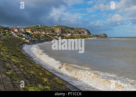 Little Orme gesehen aus dem nördlichen Ende der Penrhyn Bay in der Nähe von Llandudno Wales UK Oktober 4015 Stockfoto