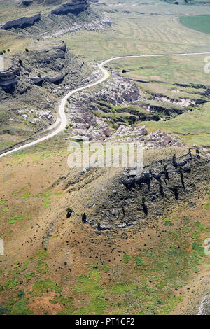 USA, Antenne von Böschungen und Klippen von einer Landstraße im westlichen Nebraska halbiert Stockfoto