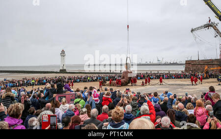 Der riesige Mann am Strand von New Brighton, Wirral, steigt, nachdem er aufgewacht ist folgende, Schiffbruch", als Teil der Royal De Luxe riesigen spektakulären über das Wochenende. Stockfoto